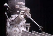 Российские космонавты отработали шестичасовую смену в открытом космосе