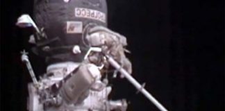 Российские космонавты отработали шестичасовую смену в открытом космосе