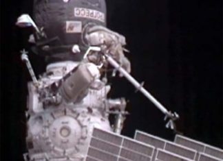 Российские космонавты отработали шестичасовую смену в открытом космосе