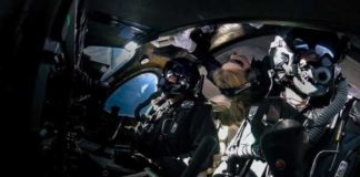 Корабль Virgin Galactic впервые взлетел в «космос» с пассажиром на борту